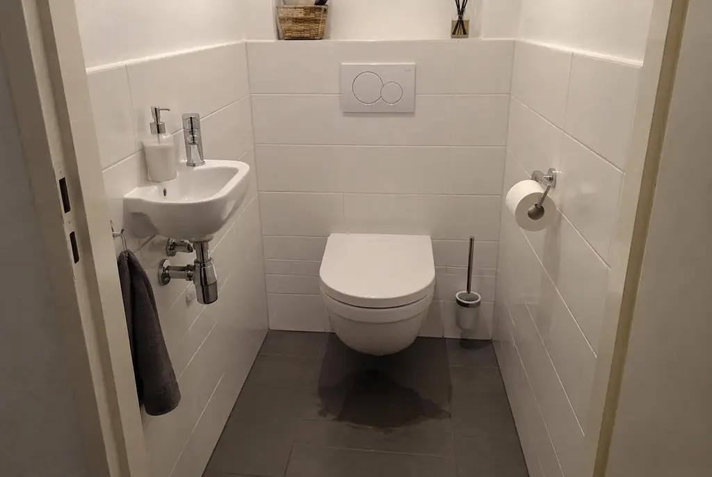 Lekdetectie Hoofddorp – natte vloer bij een toilet