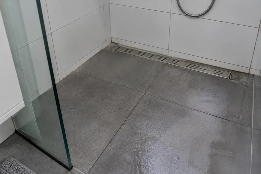 Lekdetectie Hoofddorp – lekkende inloopdouche met natte voegen