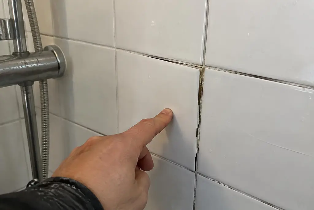 Lekdetectie Hoofddorp – losse, holle badkamertegels door een lekkage