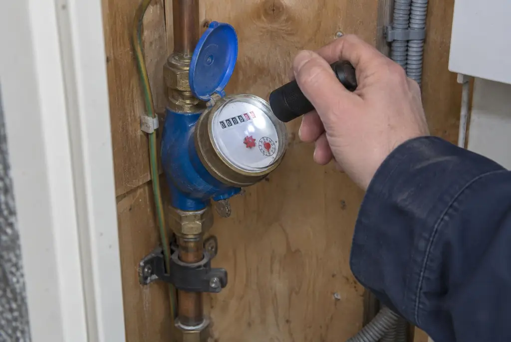 Lekdetectie Hoofddorp – watermeter in de meterkast controleren met een zaklamp